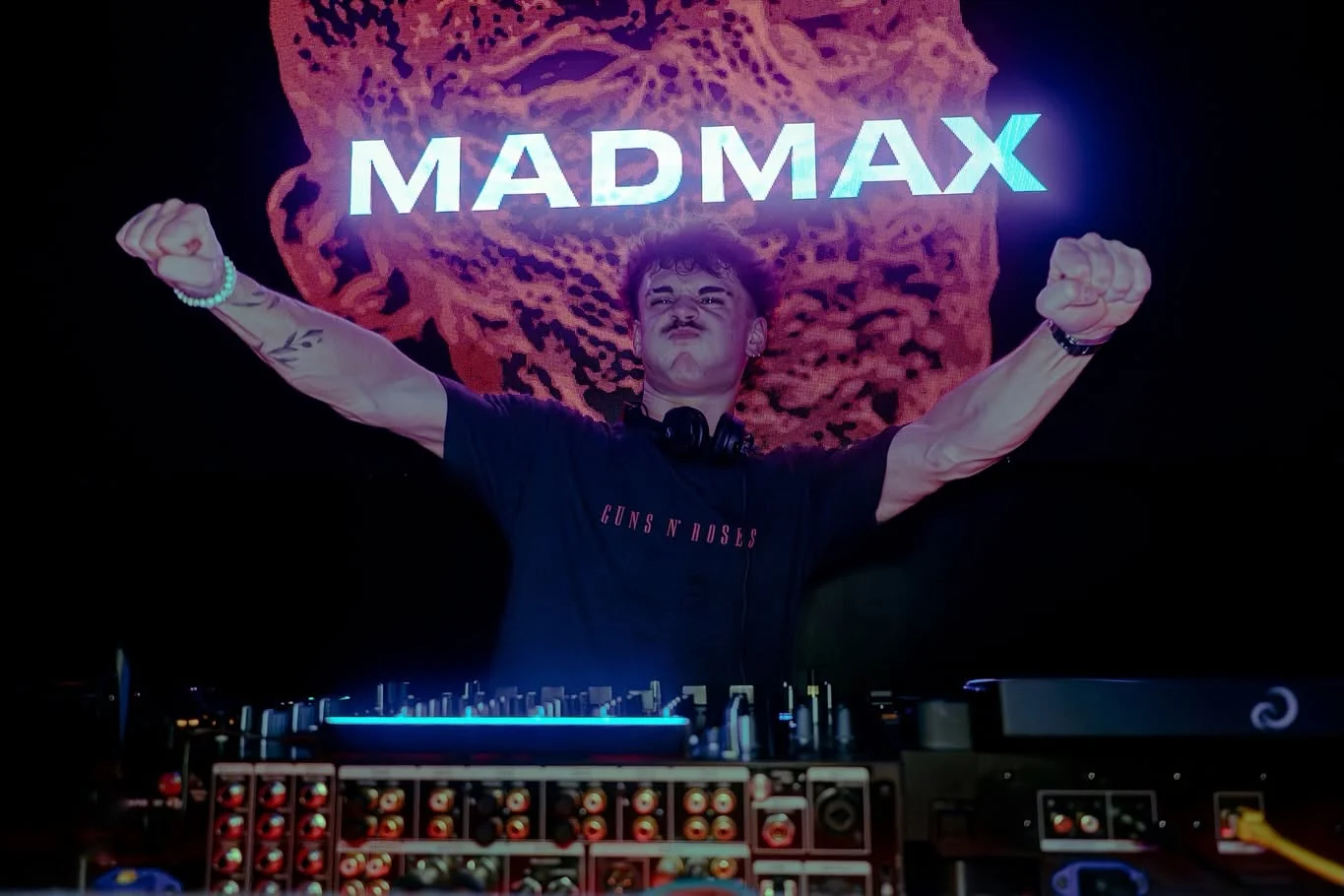 MADMAX — live arms up